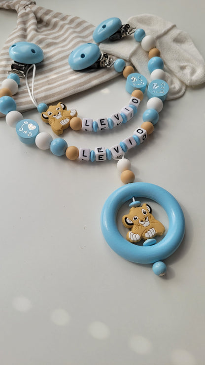Kinderwagenkette & Schnullerkette mit Namen Löwen i love Mom und Dad blau beige weiss