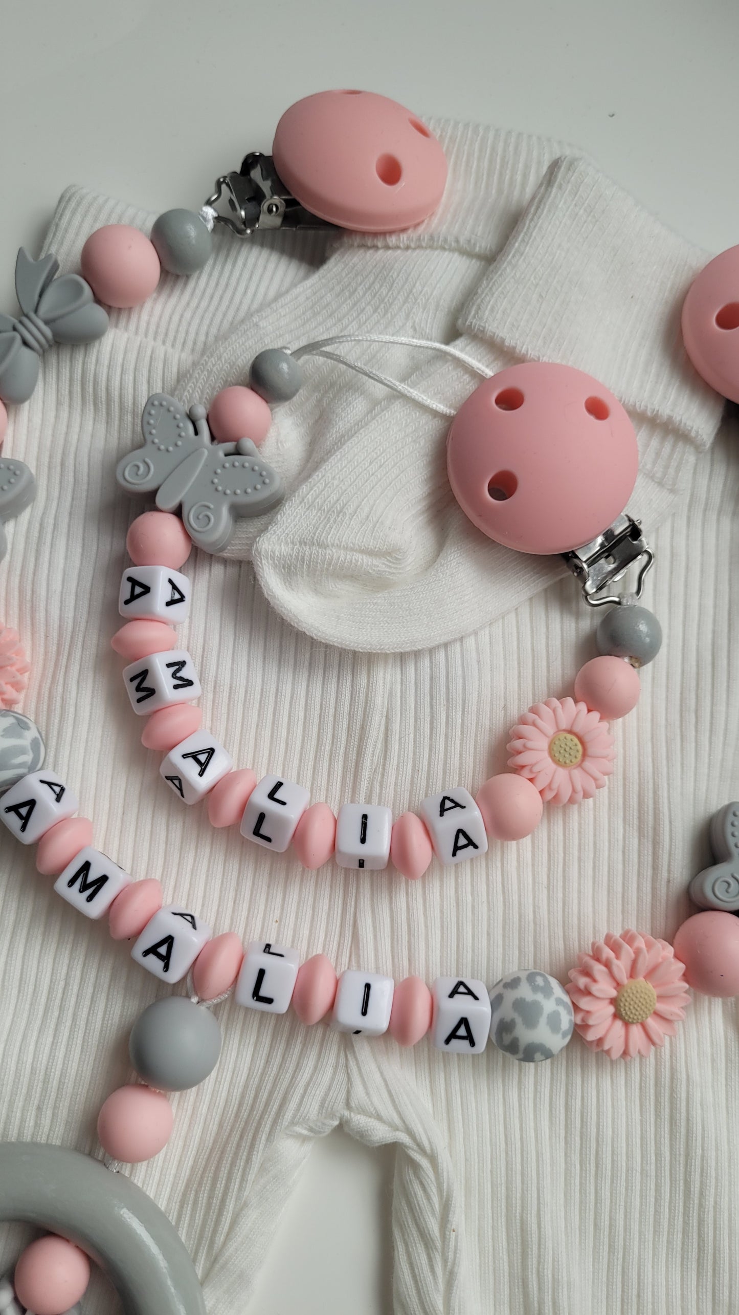 Kinderwagenkette & Schnullerkette mit Namen für Mädchen  rosa grau Schmetterling
