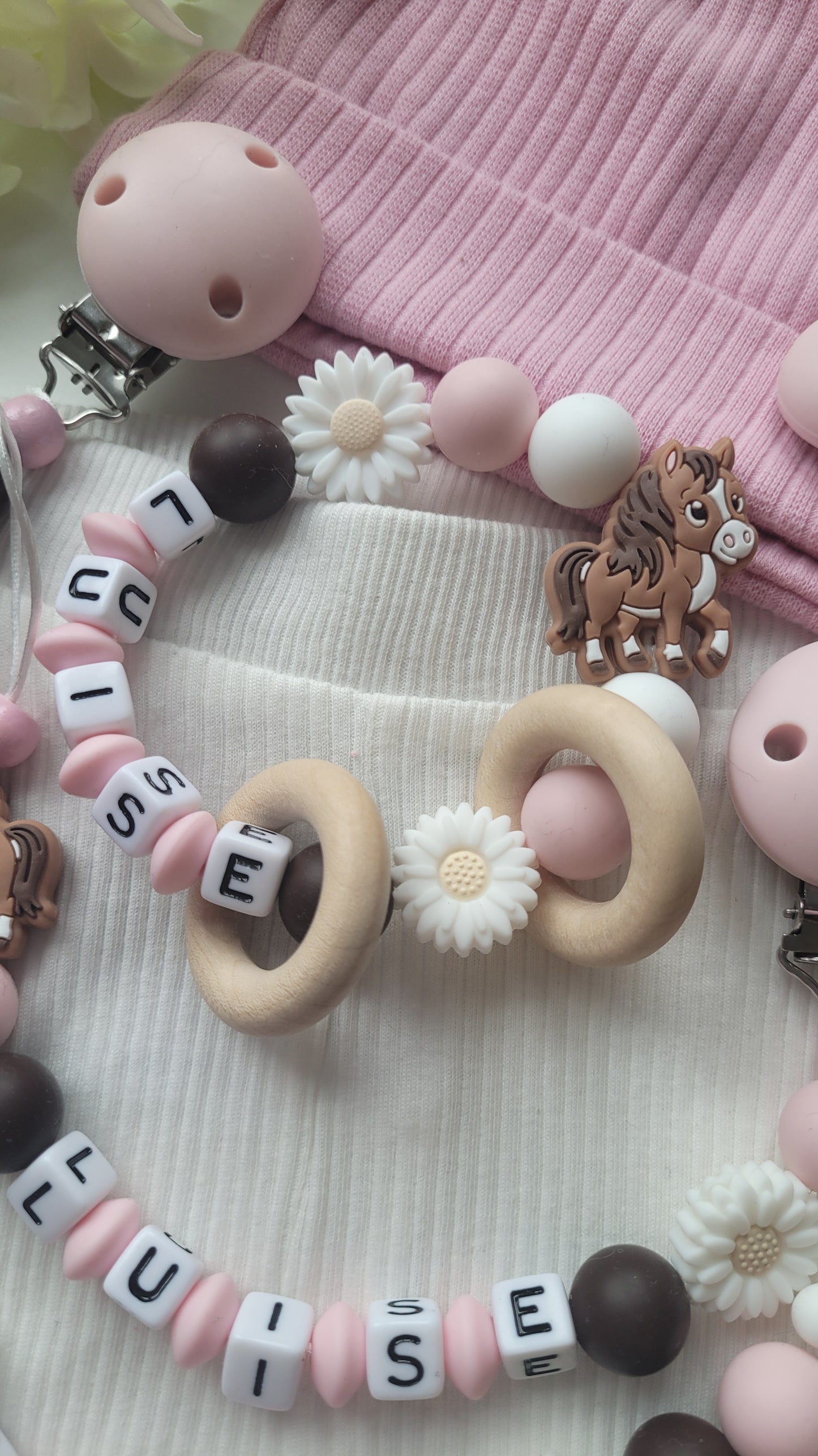 3er Set Kinderwagenkette, Schnullerkette & Greifring mit Namen – Pferd Silikon braun rosa