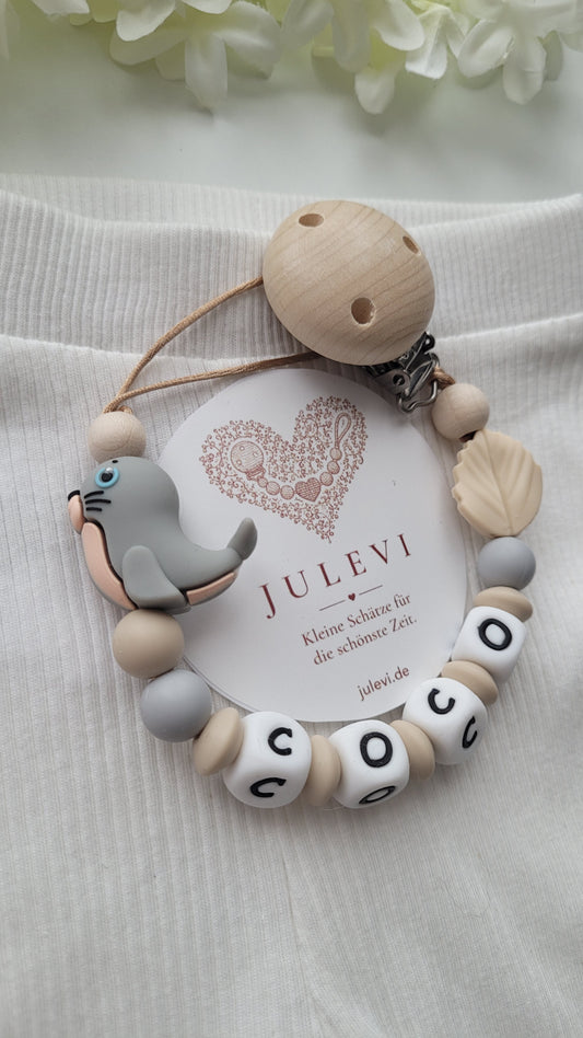 Schnullerkette mit Namen für Mädchen Seerobbe beige grau