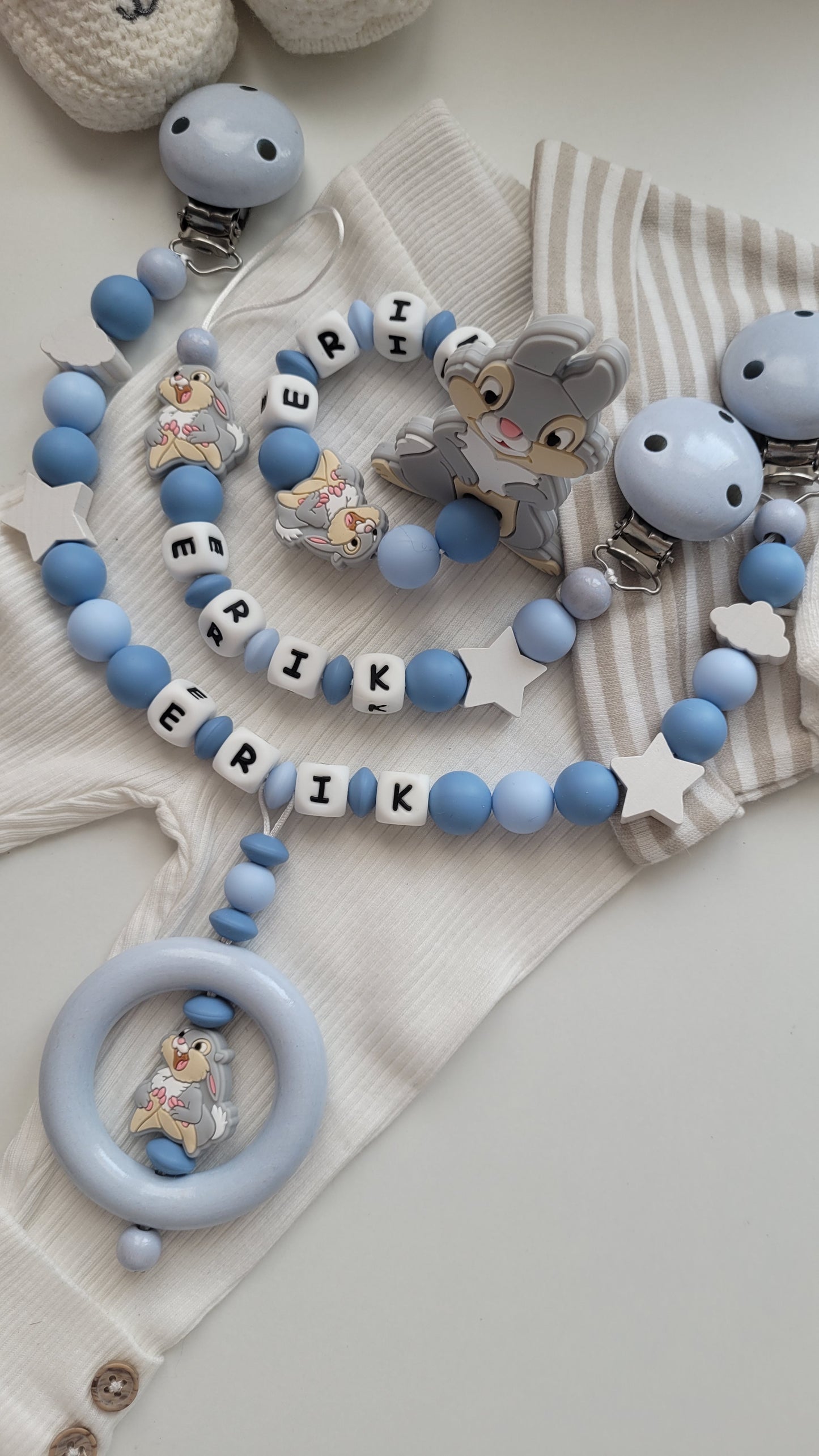 3tlg Schnullerkette Kinderwagenkette Greifring mit Namen Hase Wolken und Sterne blau