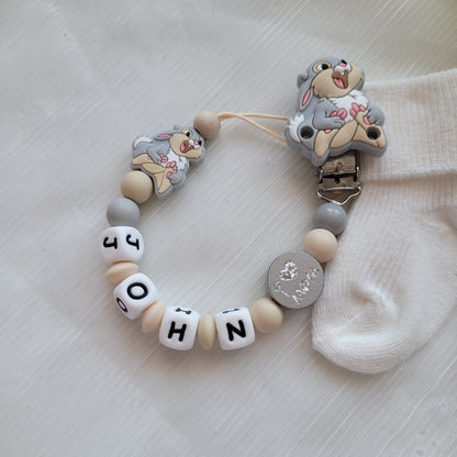 Kinderwagenkette & Schnullerkette mit Namen Hase grau beige silikon