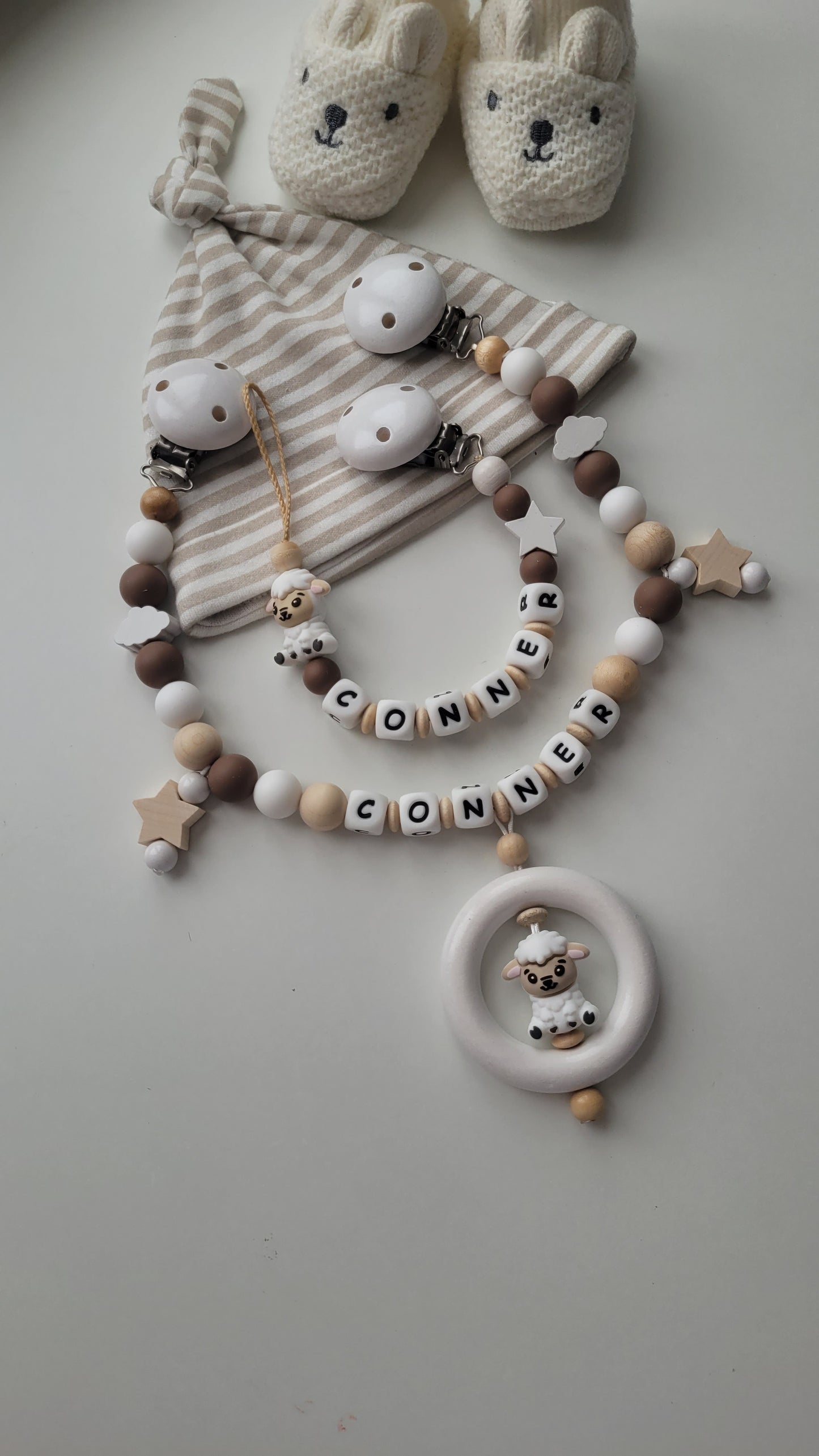 Kinderwagenkette & Schnullerkette mit Namen für Jungen Schäfchen Wolke Sterne braun weiß beige