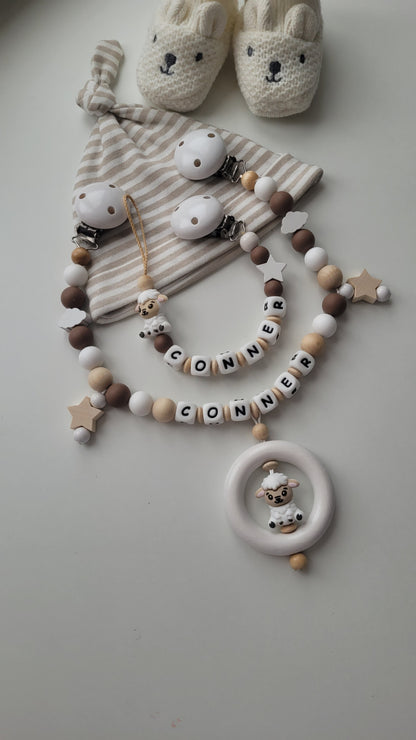 Kinderwagenkette & Schnullerkette mit Namen für Jungen Schäfchen Wolke Sterne braun weiß beige