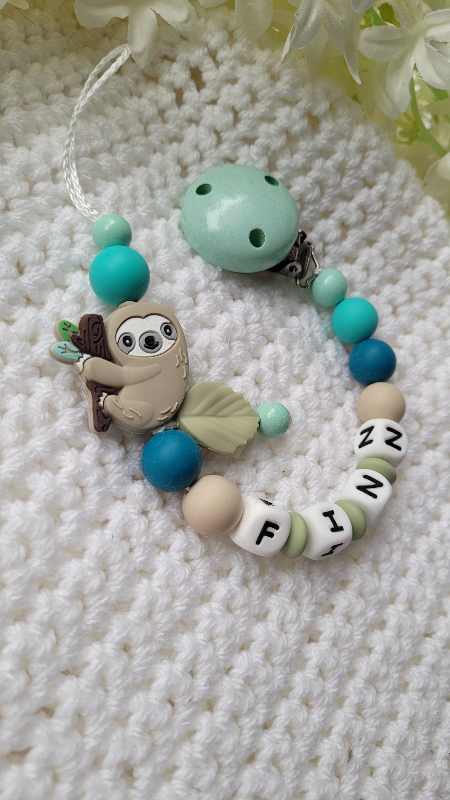 Schnullerkette für Jungen mit Namen Faultier türkis