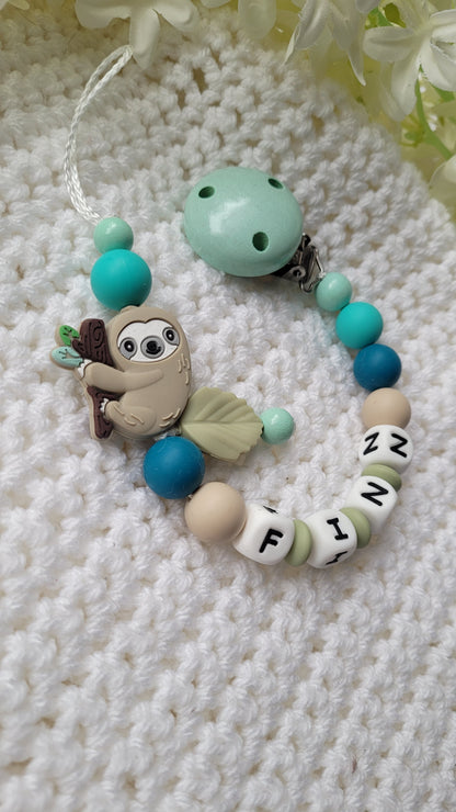 Schnullerkette für Jungen mit Namen Faultier türkis