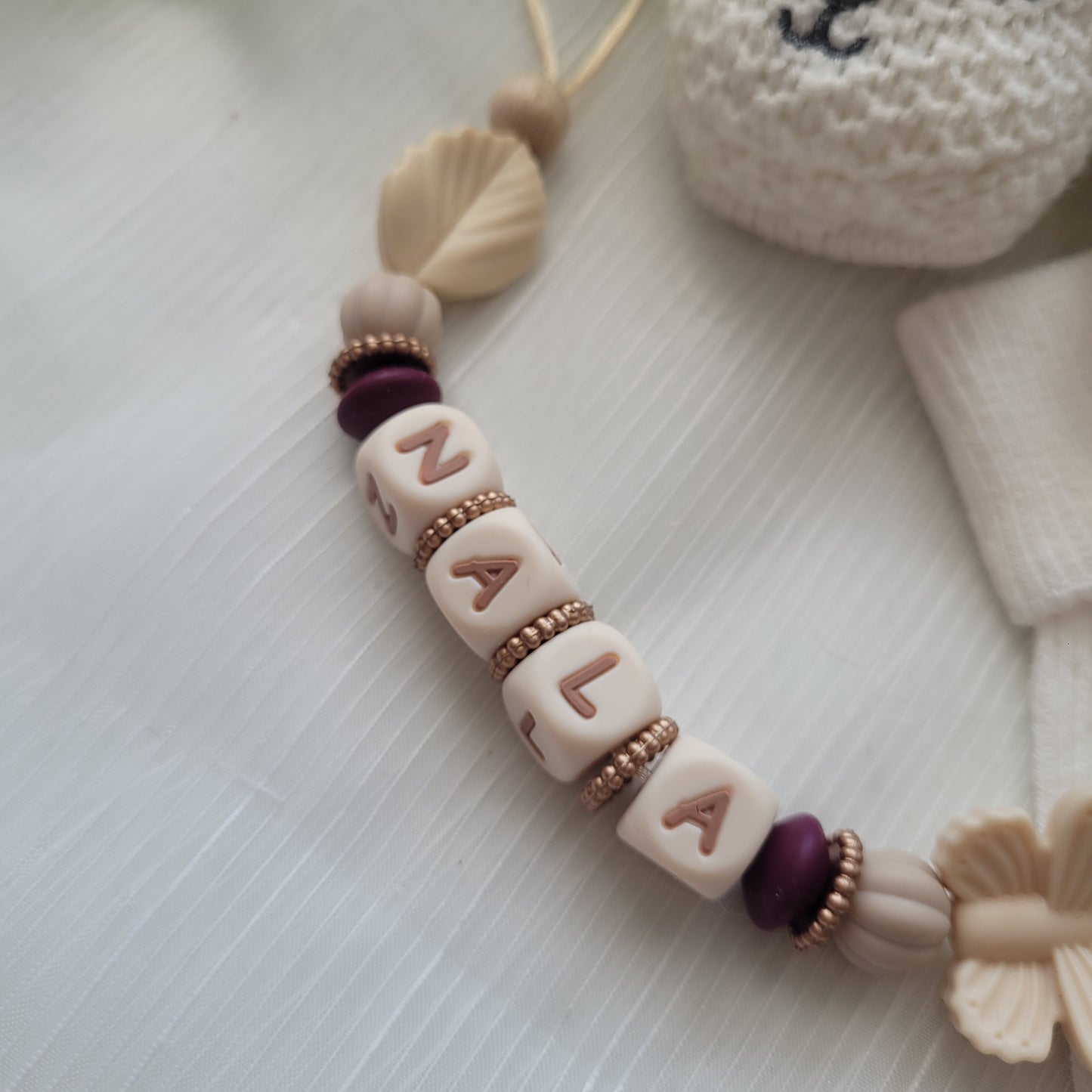 Schnullerkette mit Namen für Mädchen Schmetterling & Blatt Creme beige braun bordaux