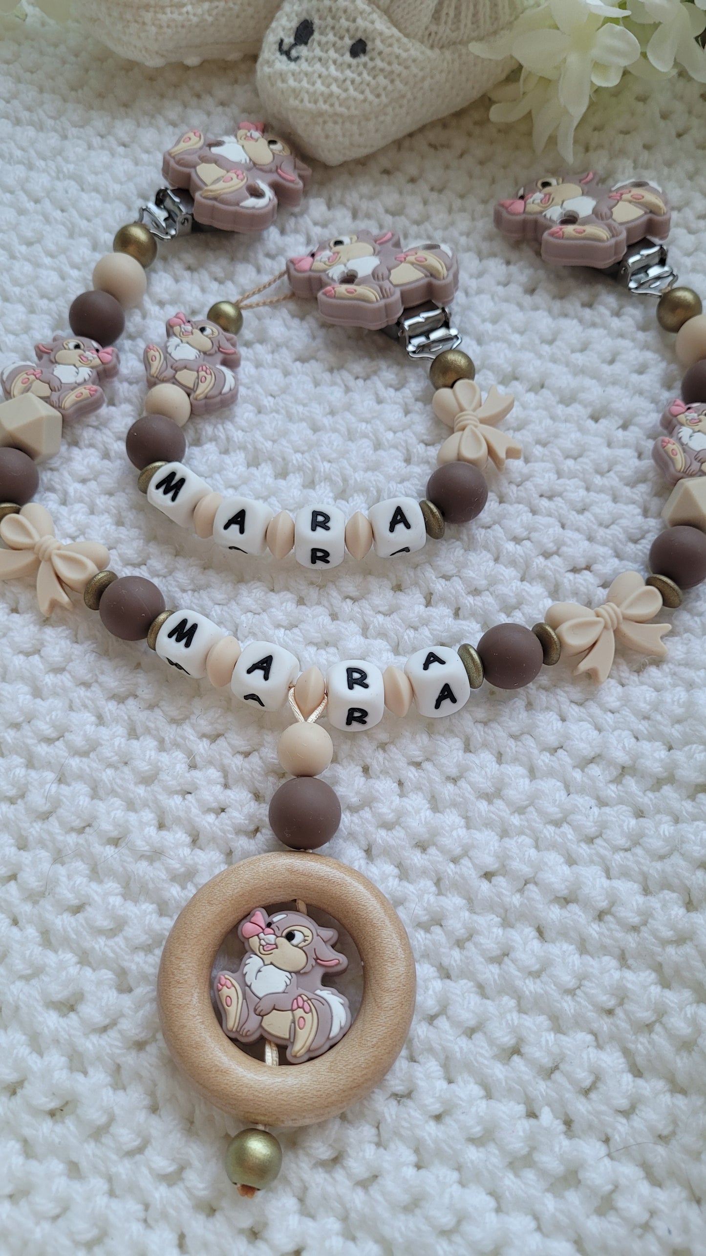 Kinderwagenkette & Schnullerkette mit Namen Hase braun Gold