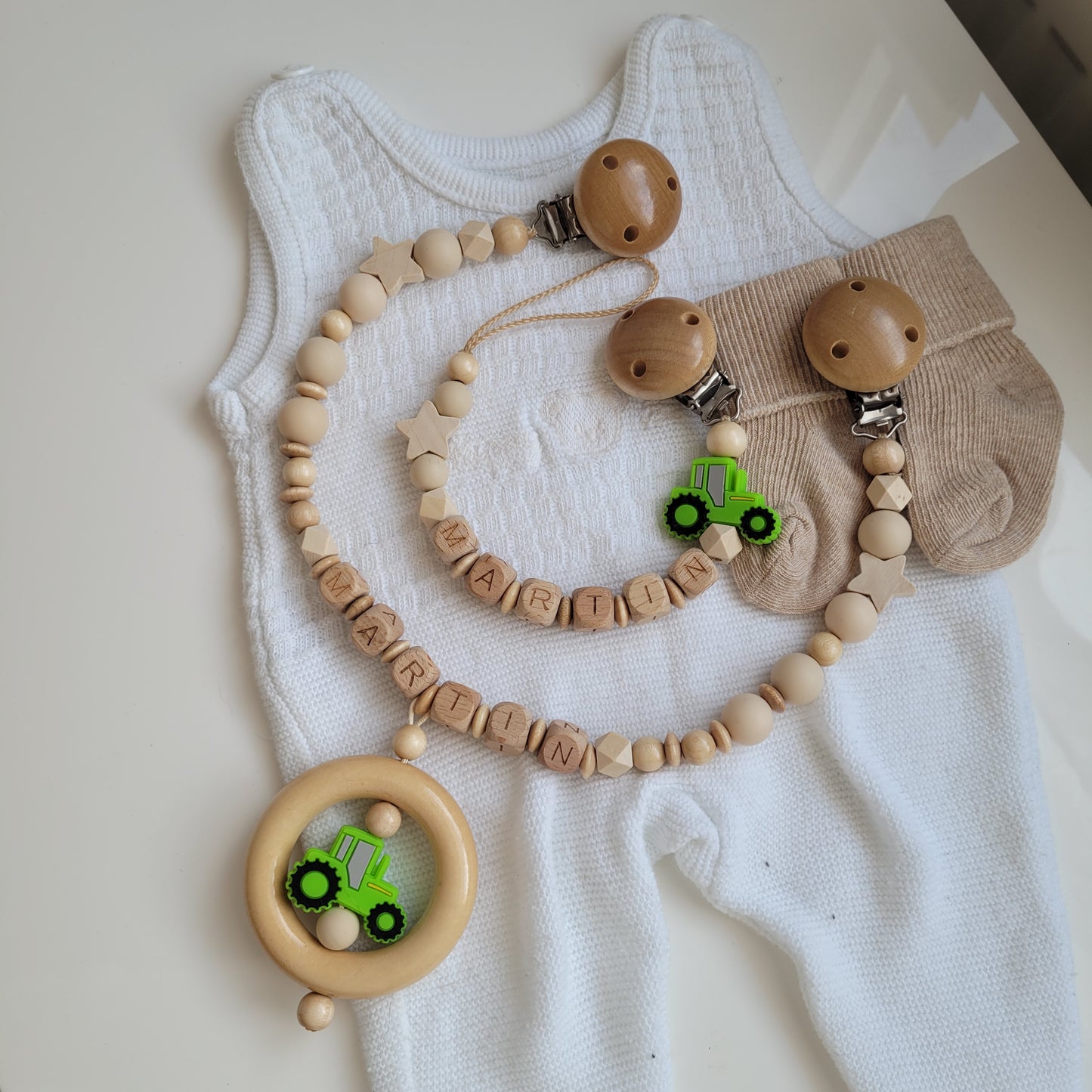 Kinderwagenkette & Schnullerkette mit Namen Traktor grün holz