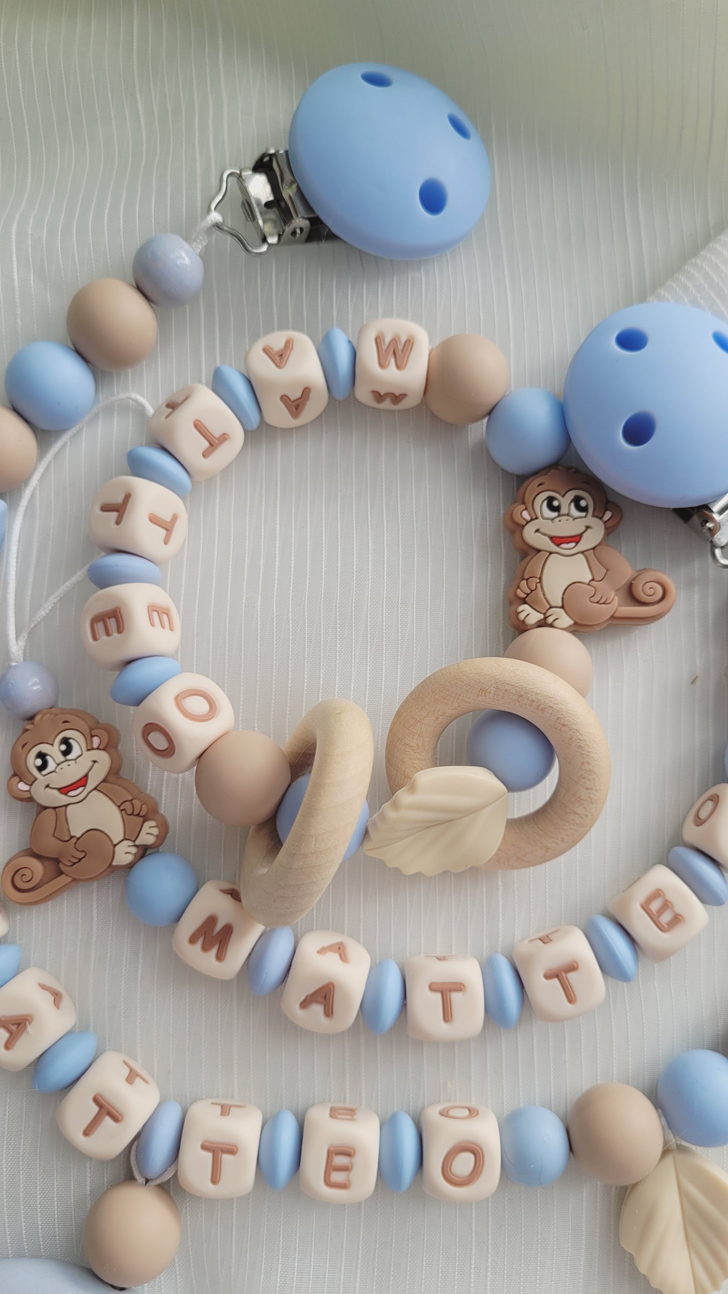 3tlg.Set Schnullerkette Kinderwagenkette & Greifring mit Namen Äffchen hellblau beige