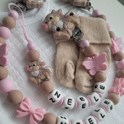 Kinderwagenkette & Schnullerkette mit Namen Hase Schmetterling rosa taupe