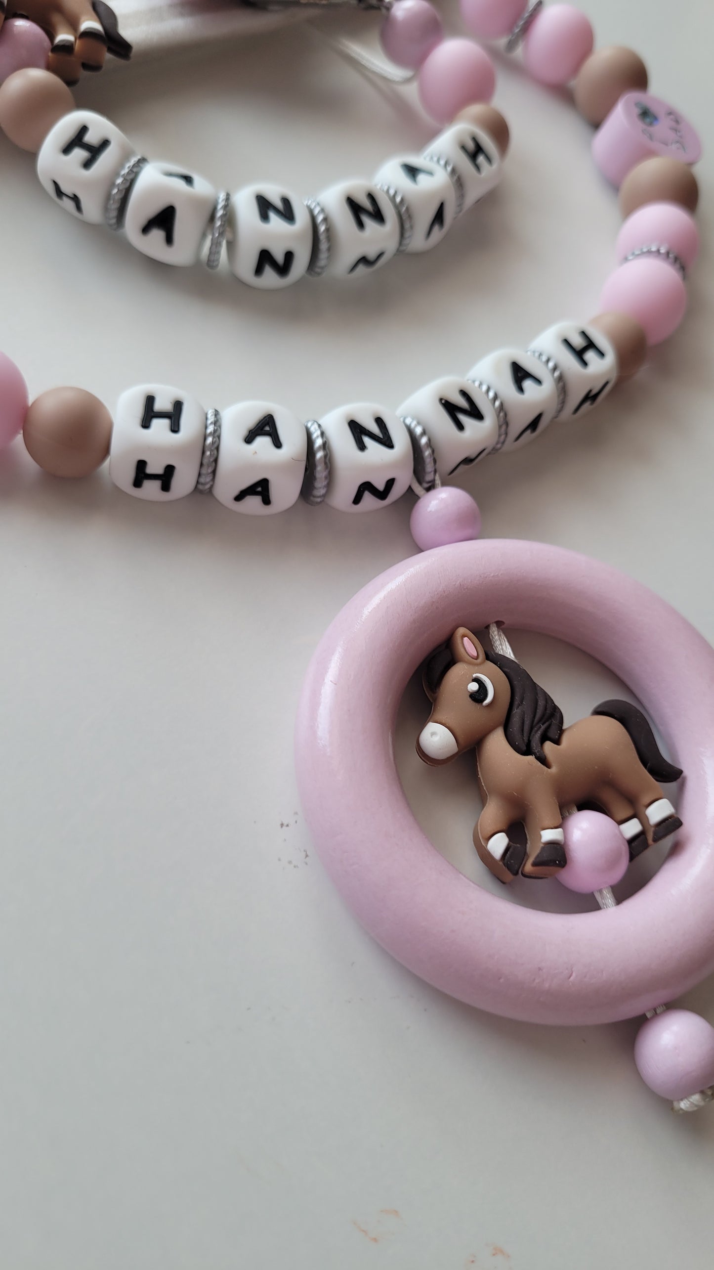Kinderwagenkette & Schnullerkette mit Namen Pferd & i love Mom und Dad rosa weiss