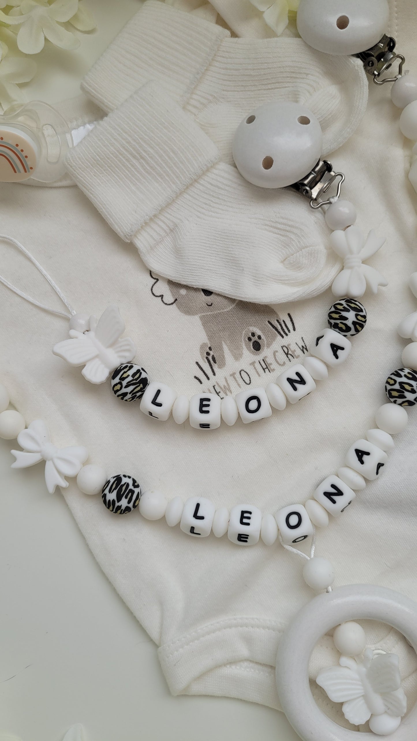 Kinderwagenkette & Schnullerkette mit Namen Schmetterling weiß leo