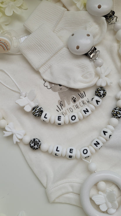 Kinderwagenkette & Schnullerkette mit Namen Schmetterling weiß leo