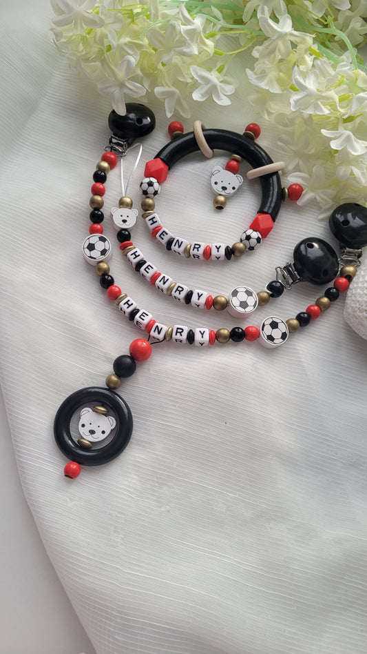3tlg Set Schnullerkette Kinderwagenkette Greifling Fussball schwarz rot gold