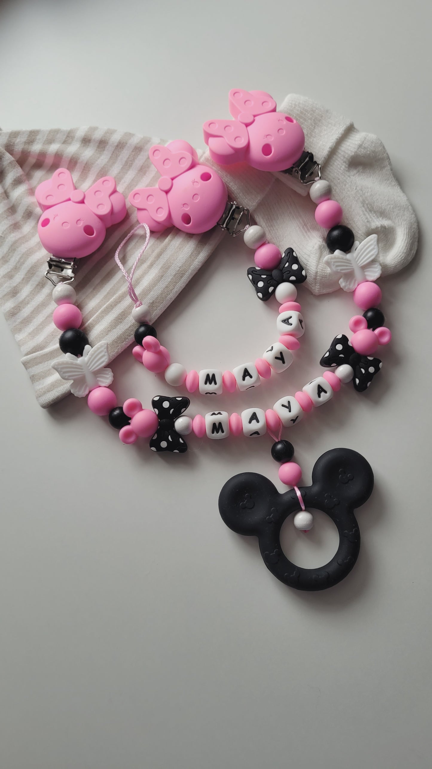 Kinderwagenkette & Schnullerkette mit Namen für Mädchen Maus & Schmetterling pink schwarz