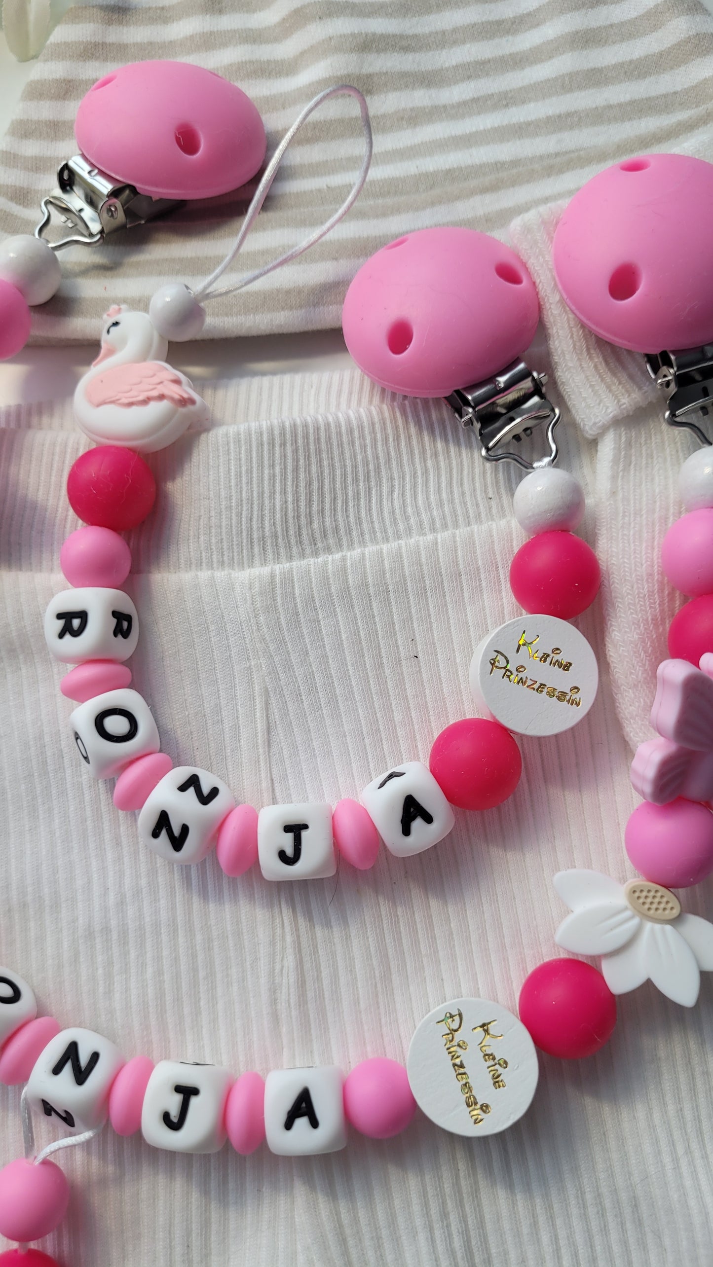 3er Set Schnullerkette Kinderwagenkette & Greifring Schwan & Blumen pink