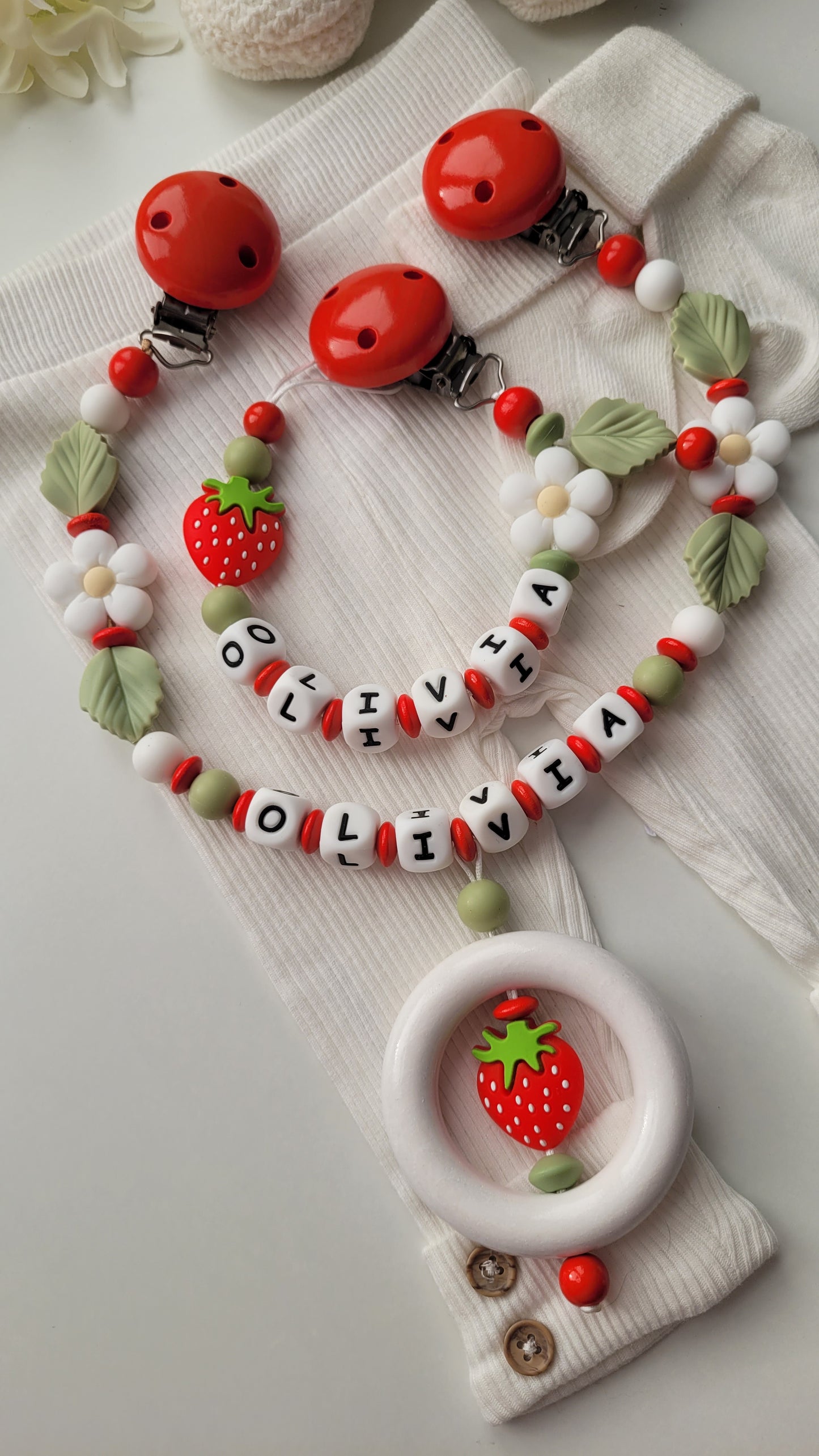 Kinderwagenkette & Schnullerkette mit Namen Erdbeere & Blume