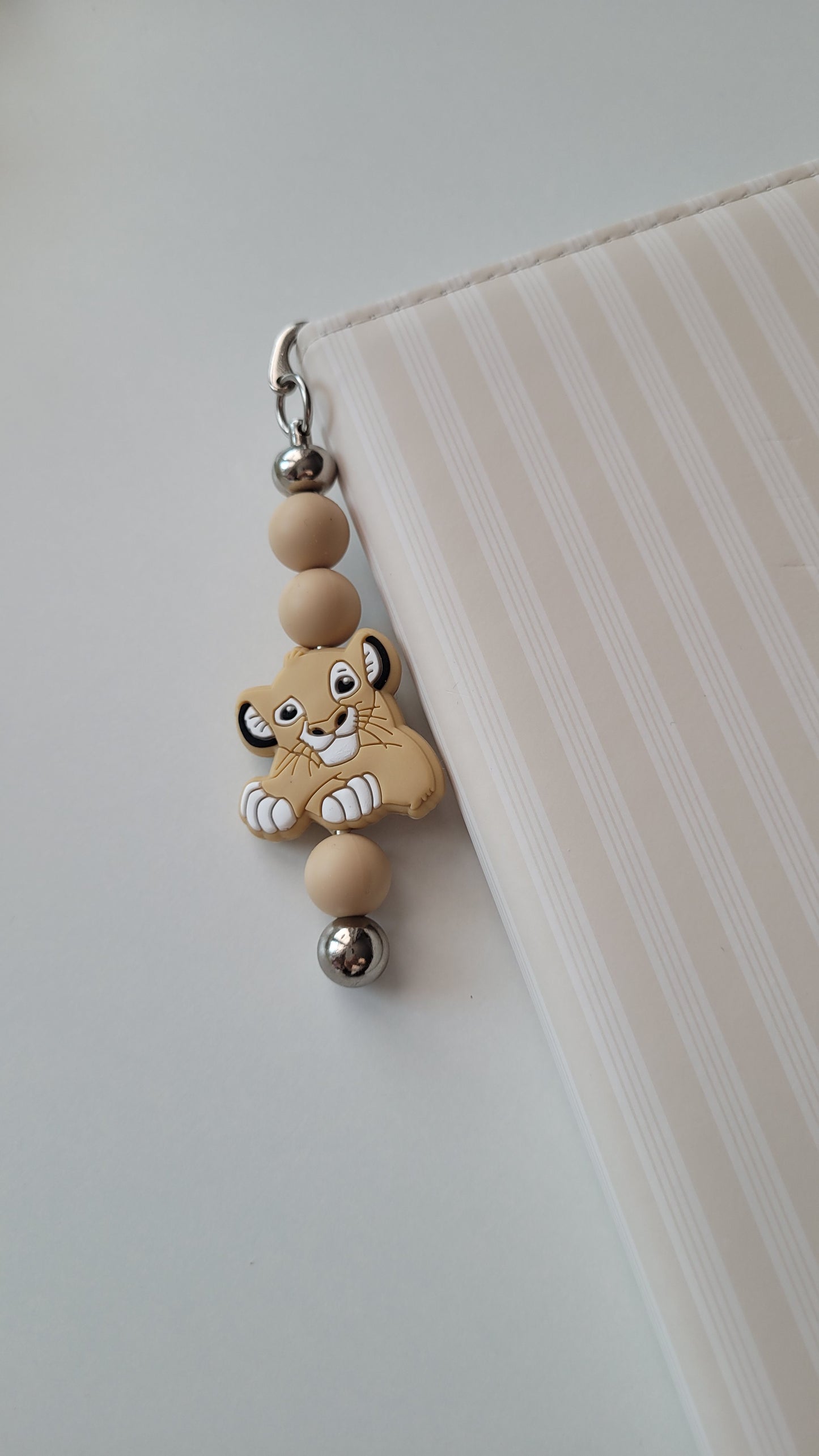 Lesezeichen Löwe beige