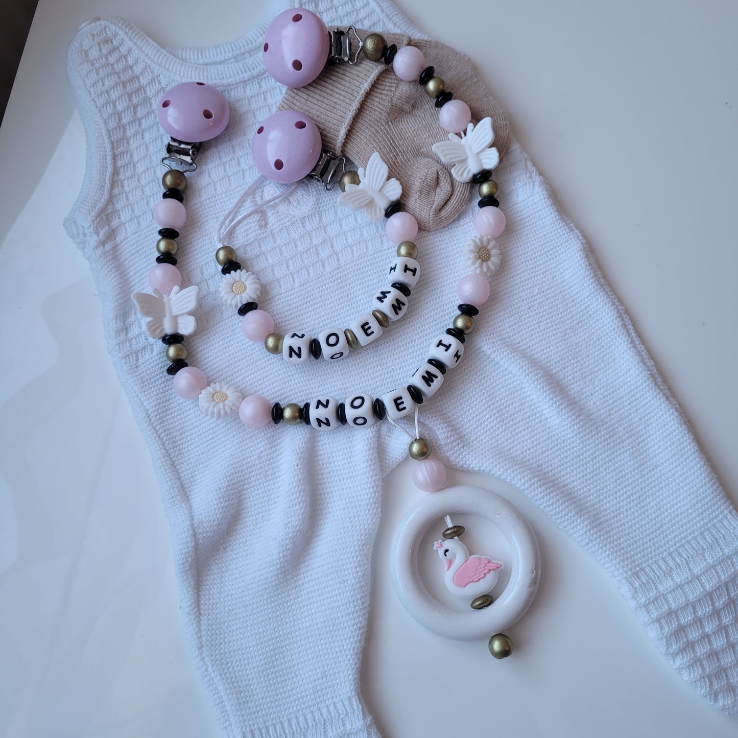 Kinderwagenkette & Schnullerkette mit Namen Schwan Schmetterling rosa schwarz gold