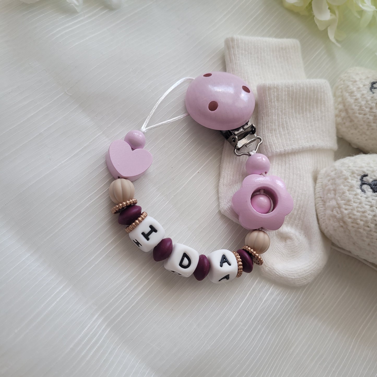 Schnullerkette mit Namen für Mädchen Blume & Herz beigebraun rosa bordaux