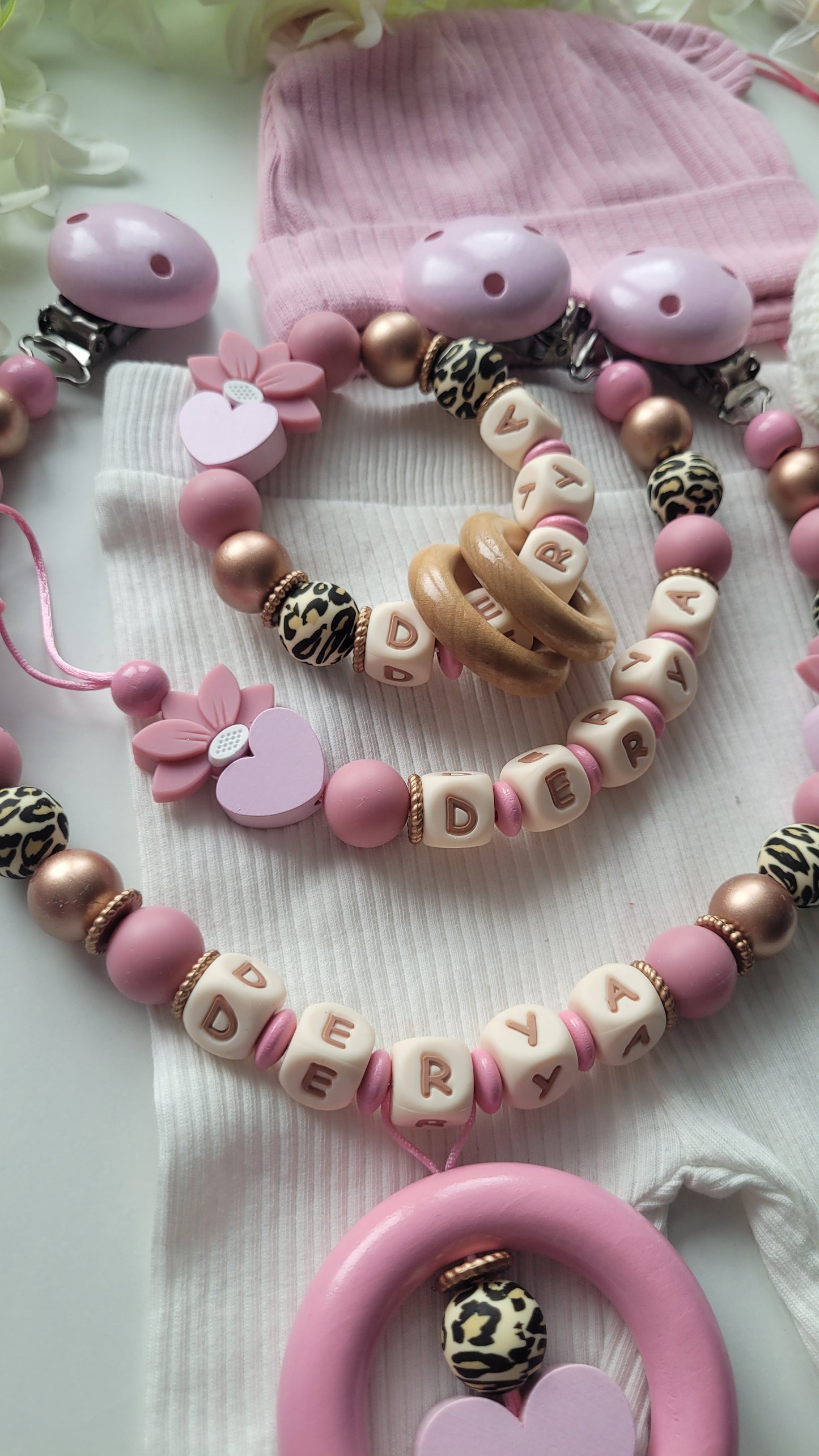 3er Set Kinderwagenkette, Schnullerkette & Greifring mit Namen – Herz