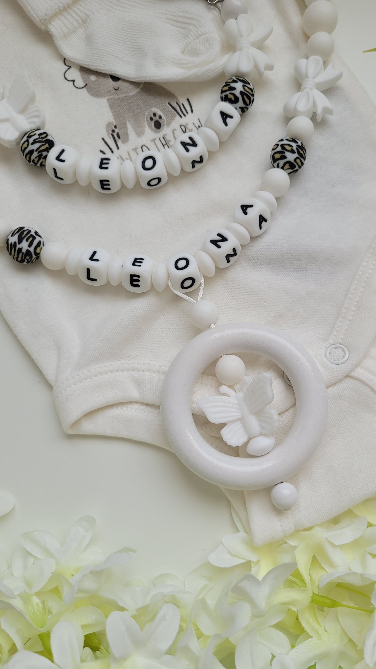 Kinderwagenkette & Schnullerkette mit Namen Schmetterling weiß leo