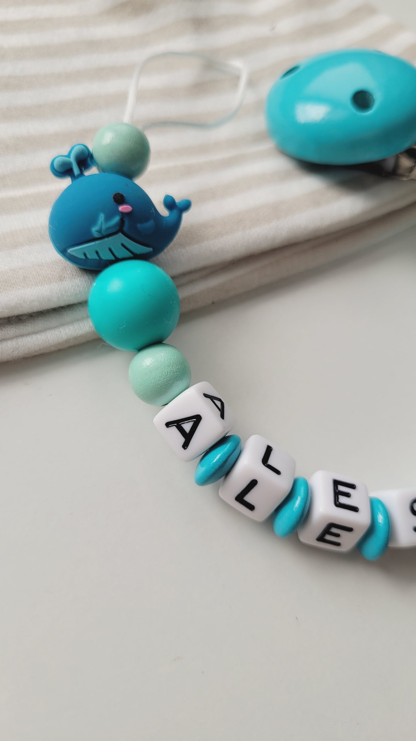 Kinderwagenkette & Schnullerkette mit Namen für Jungen Wal Fische türkis mint