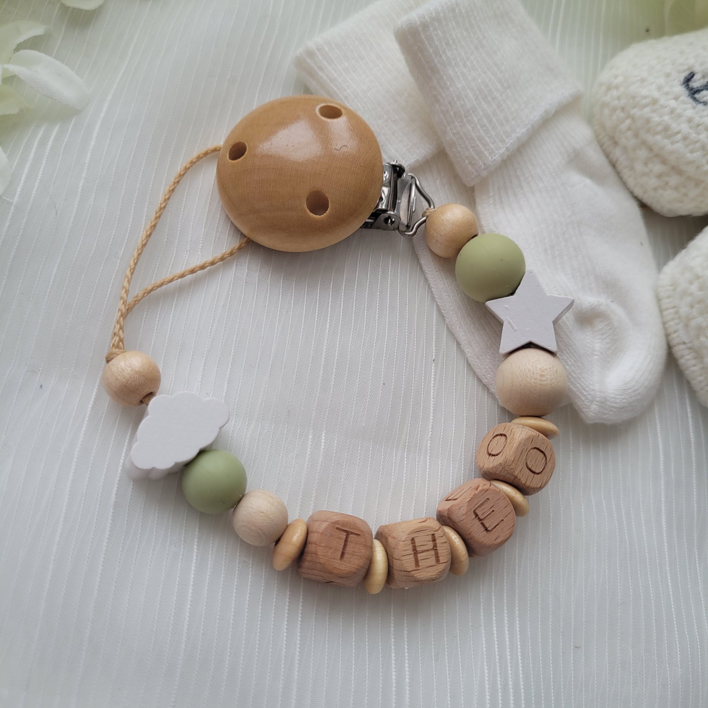 Schnullerkette mit Namen für Jungen und Mädchen Stern & Wolke  holz grün salbei