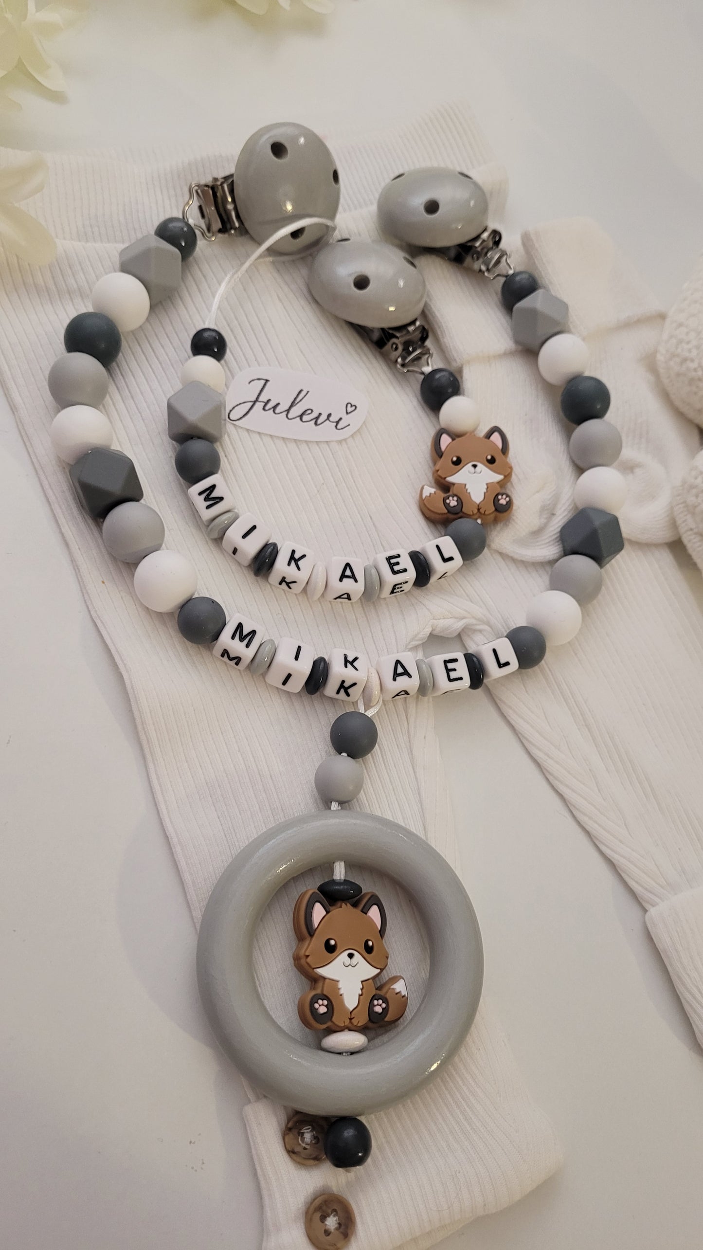 Kinderwagenkette & Schnullerkette mit Namen Fuchs grau
