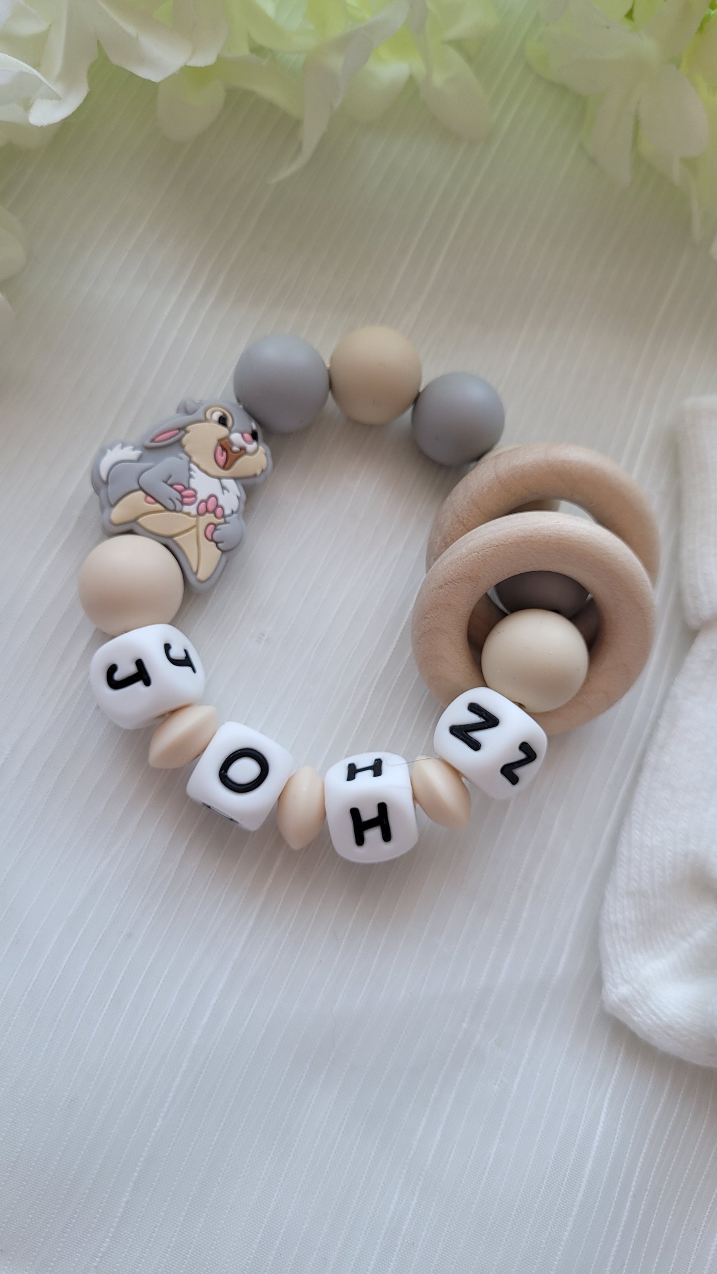 Motorik Greifring mit Namen Hase grau beige