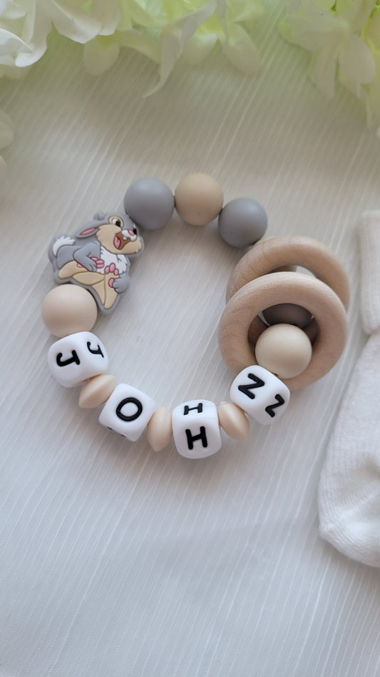 Motorik Greifring mit Namen Hase grau beige