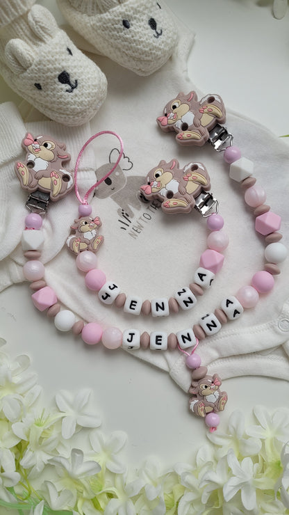Kinderwagenkette & Schnullerkette mit Namen Hasen zart rose