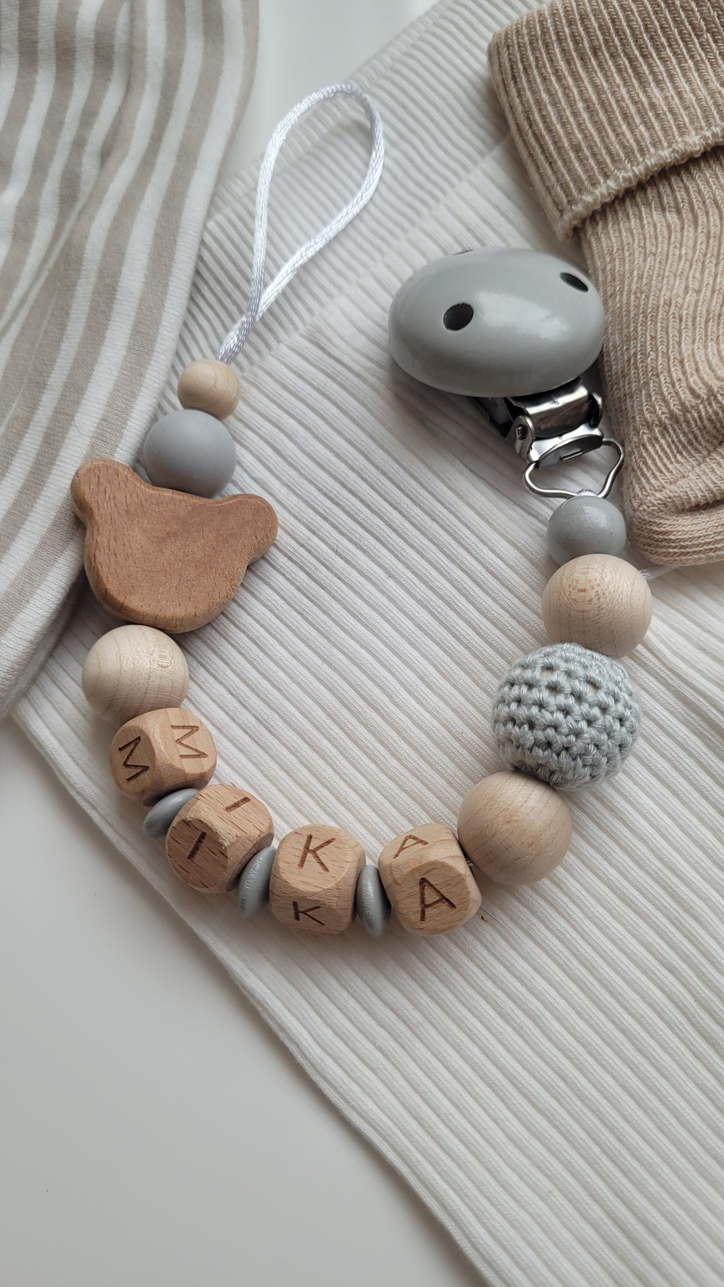 Schnullerkette mit Namen für Jungen  Teddy grau holz