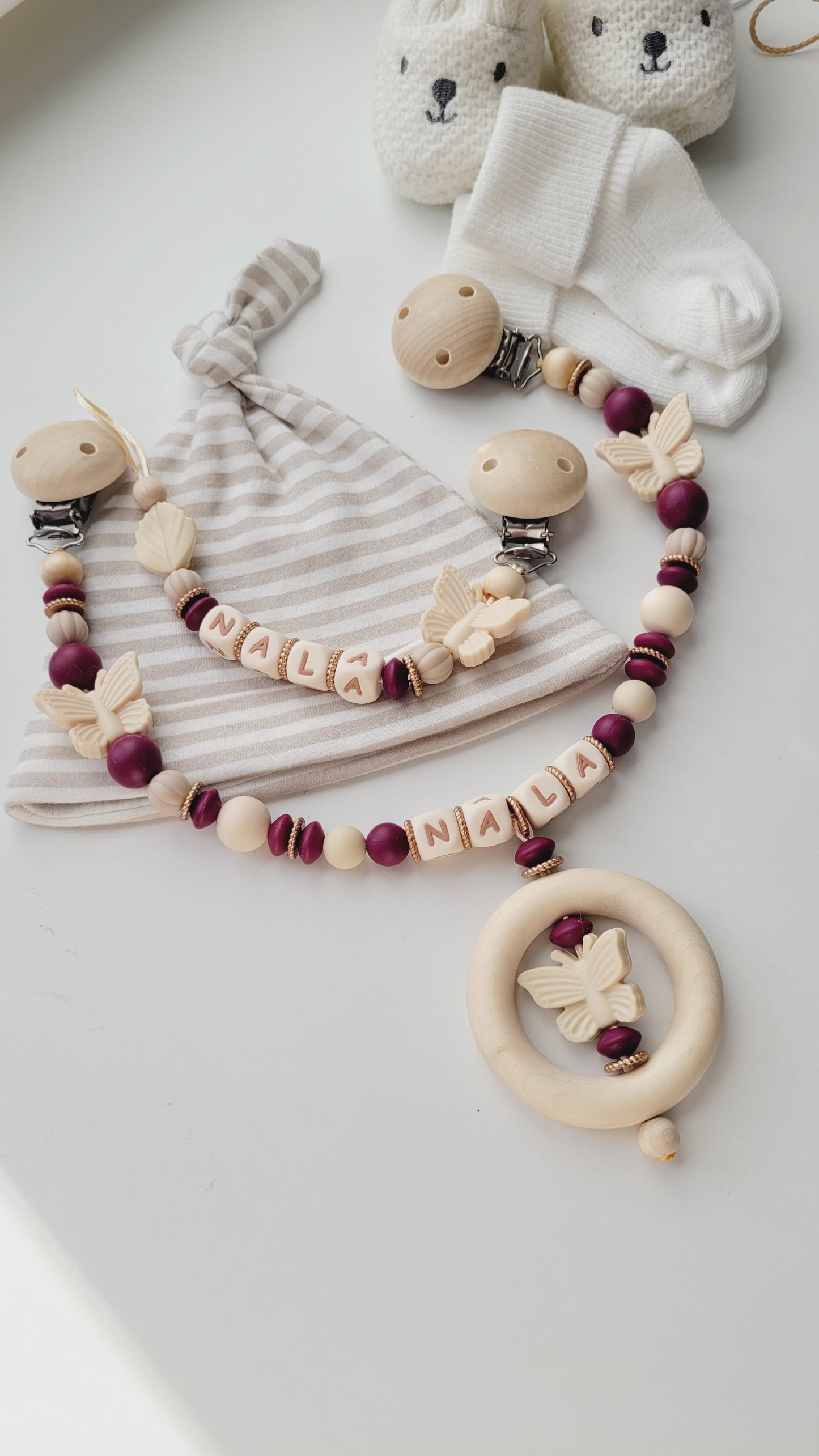 Kinderwagenkette & Schnullerkette mit Namen Schmetterling & Blatt bordaux beige braun