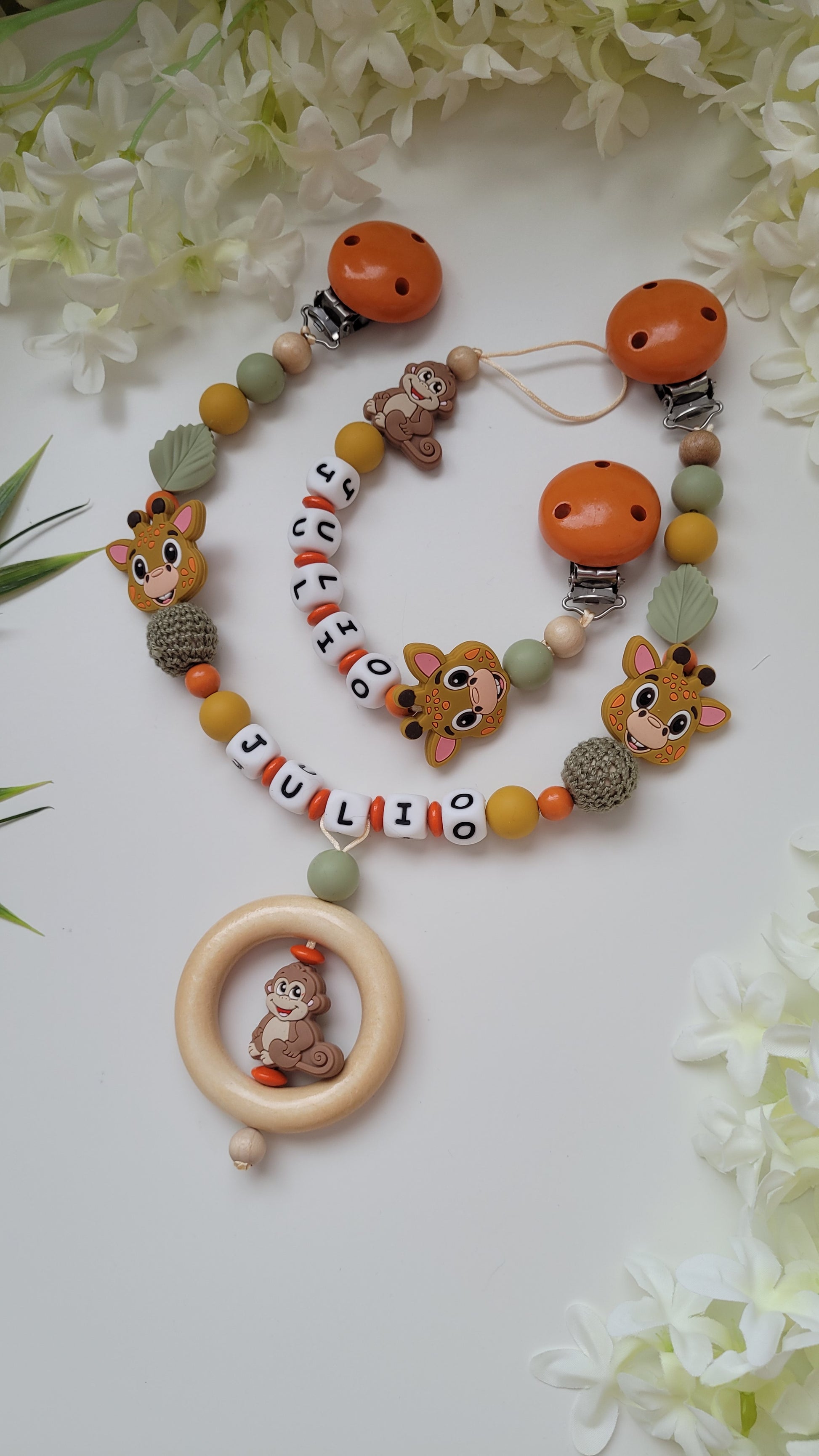 Schnullerkette mit Namen und Kinderwagenkette mit Namen zoo mit Giraffen und Affen grünen Häkelperlen Silikonperlen Orange gelb grün 
