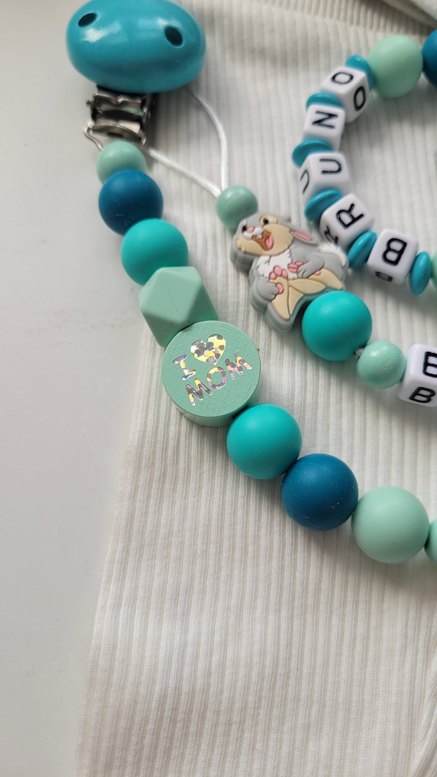 3tlg Schnullerkette Kinderwagenkette Greifring mit Namen Hase & i love Mom und Dad mint türkis