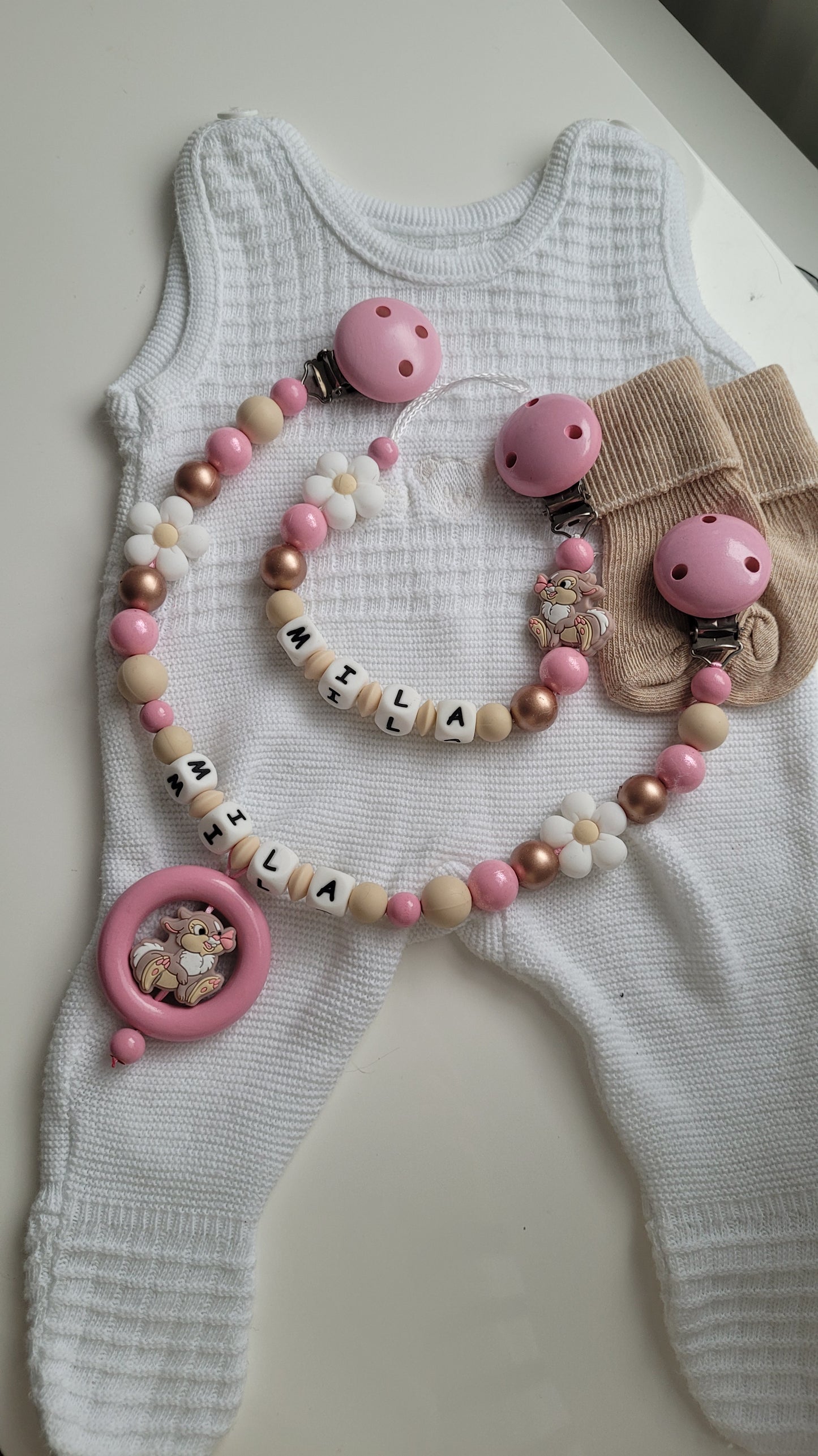 Kinderwagenkette & Schnullerkette mit Namen Hasen perlgold glitzerrosa