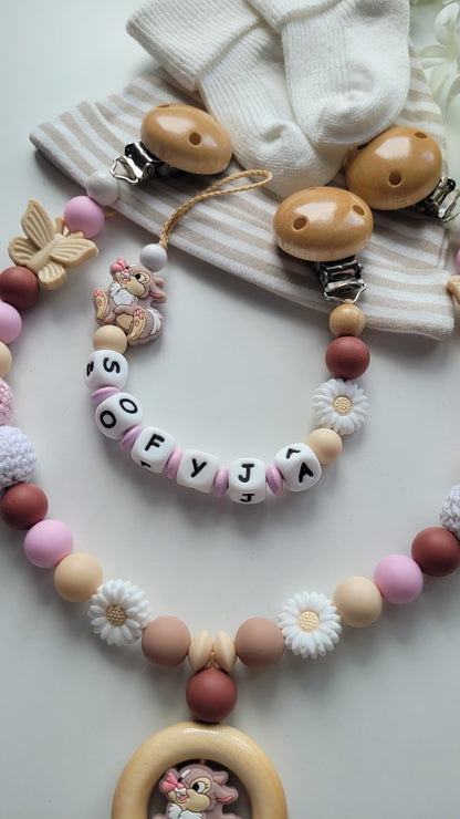 Kinderwagenkette & Schnullerkette mit Namen Schmetterling & Hase  beige braun rosa