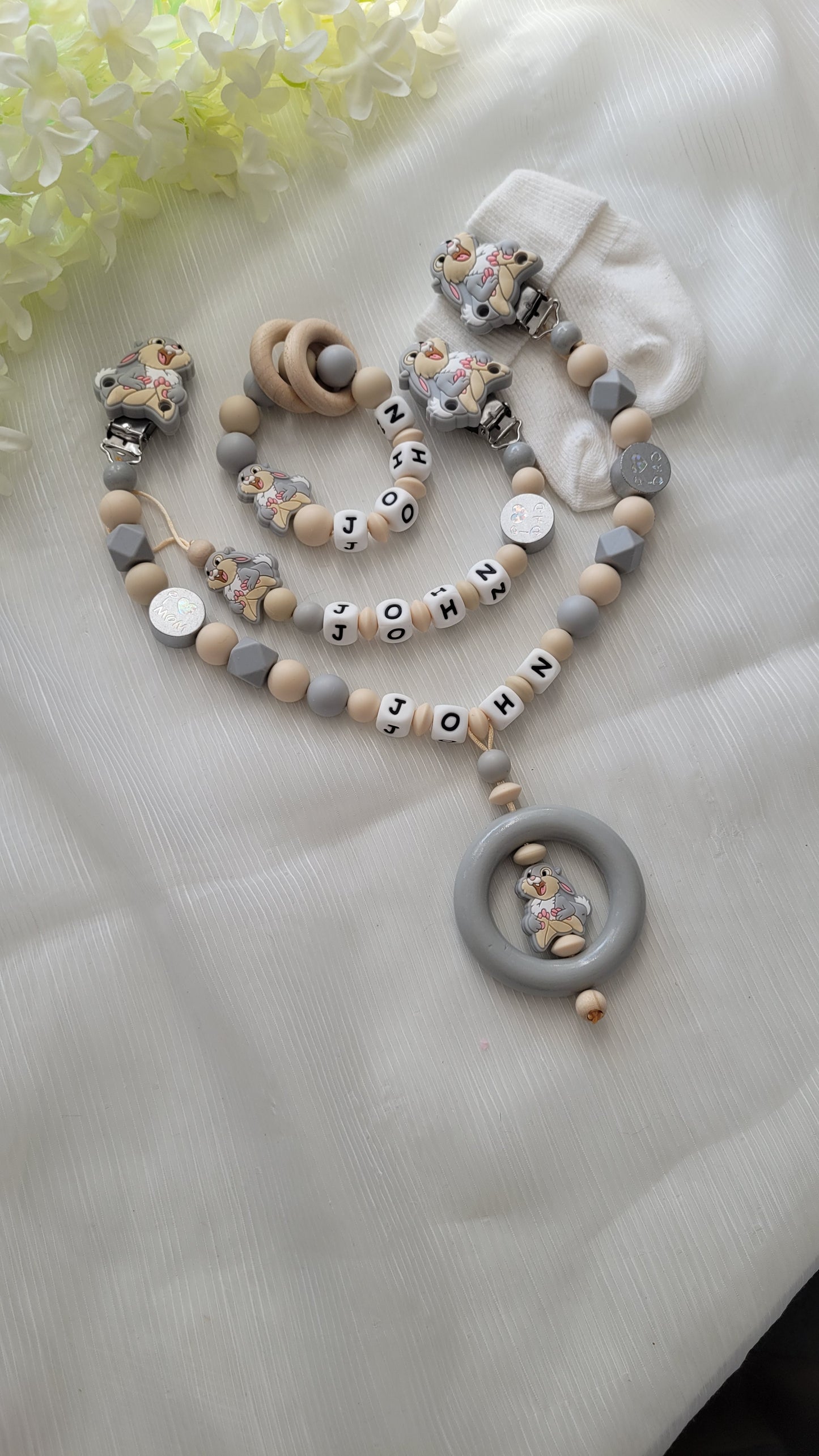 3tlg.Set Schnullerkette Kinderwagenkette & Beissring mit Namen Hase beige grau