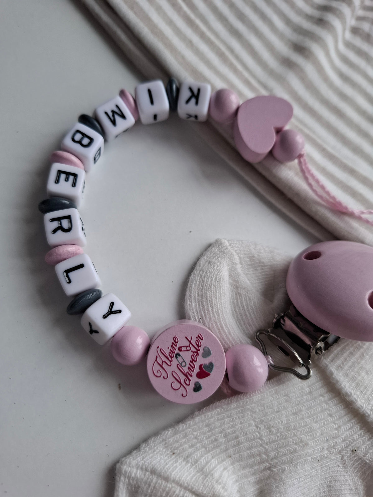 Schnullerkette mit Namen für Mädchen Kleine Schwester rosa grau personalisiert