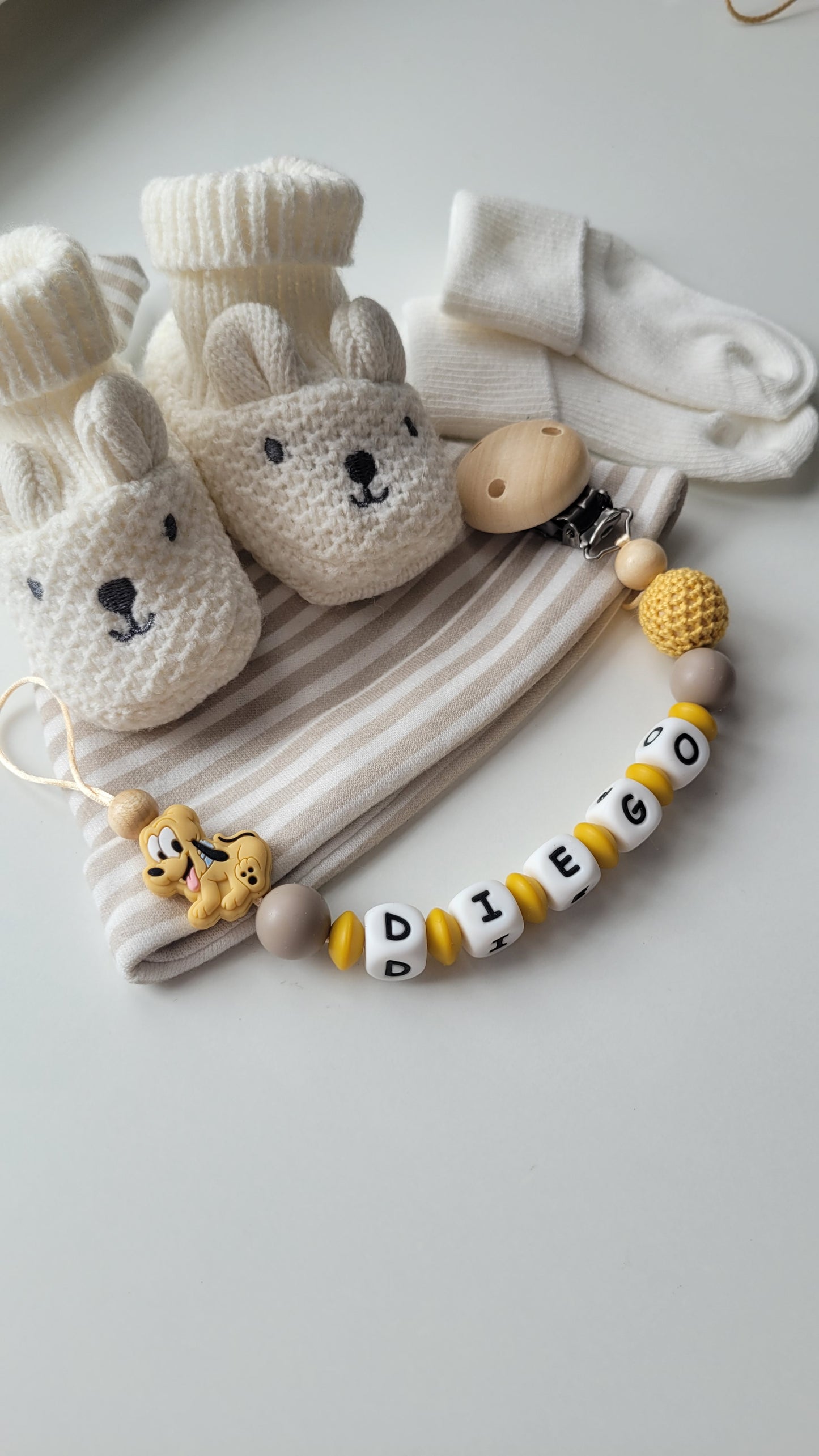 Kinderwagenkette & Schnullerkette mit Namen für Jungen Hund beige graubraun gelb