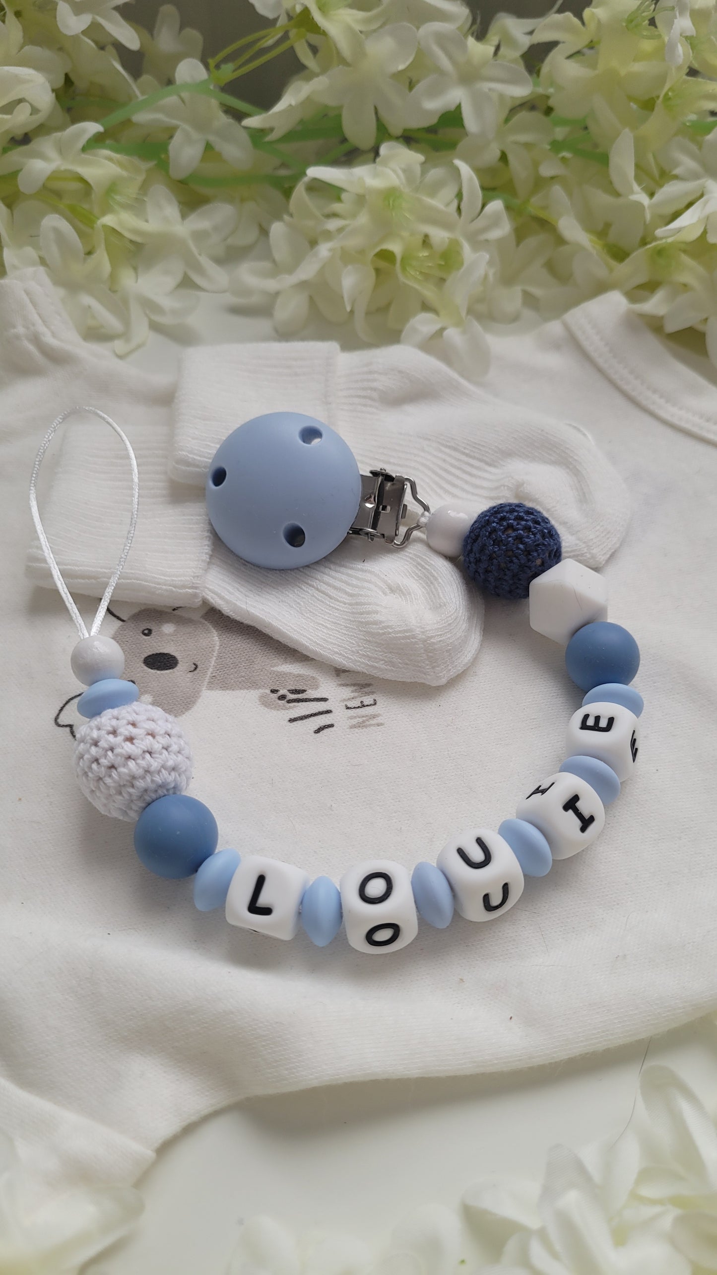 Schnullerkette mit Namen für Jungen blau weiß Häkelperlen
