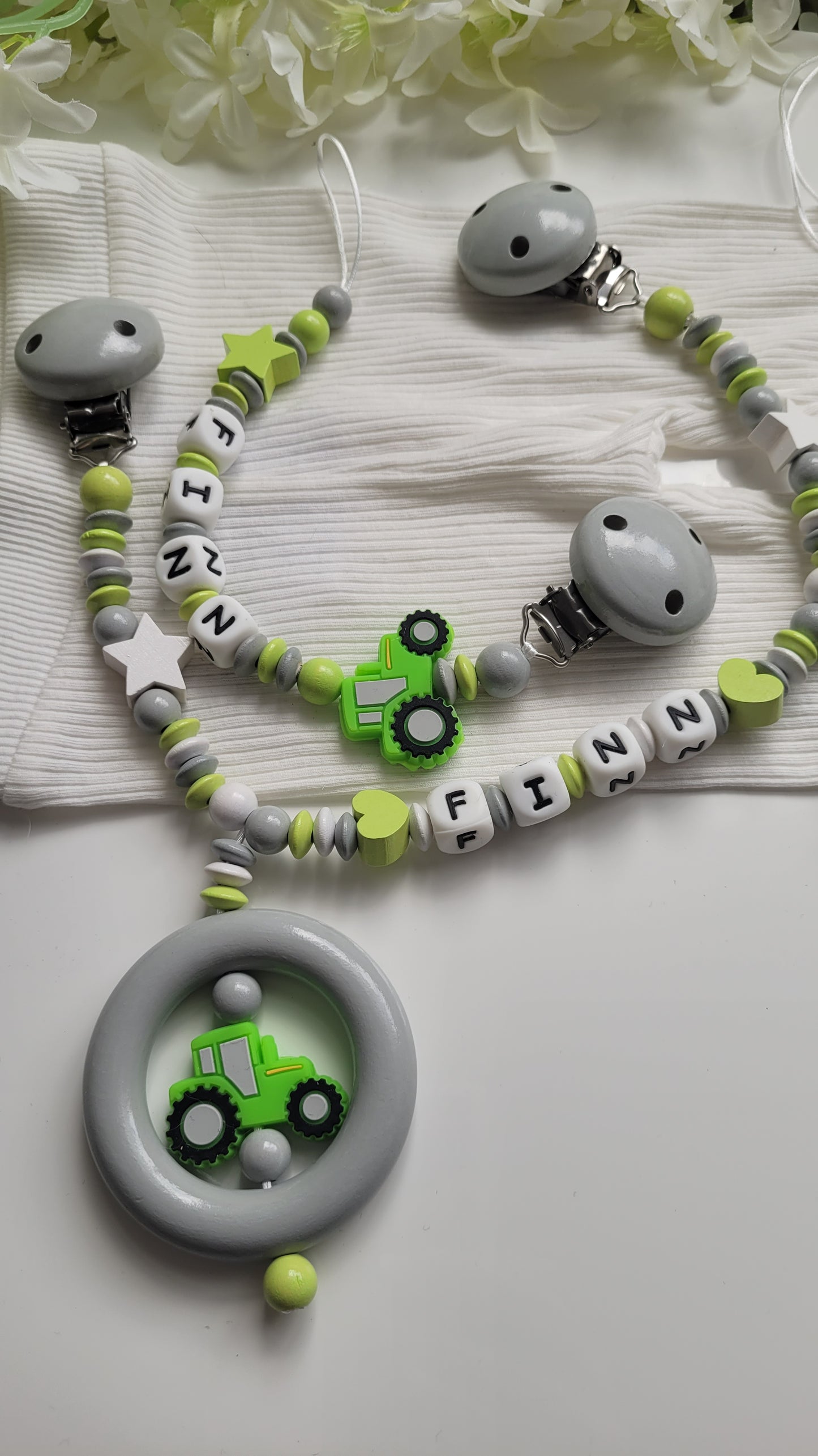 4tlg.Set Schnullerkette Kinderwagenkette, Spieleanhänger & Greifring mit Namen Traktor grün grau