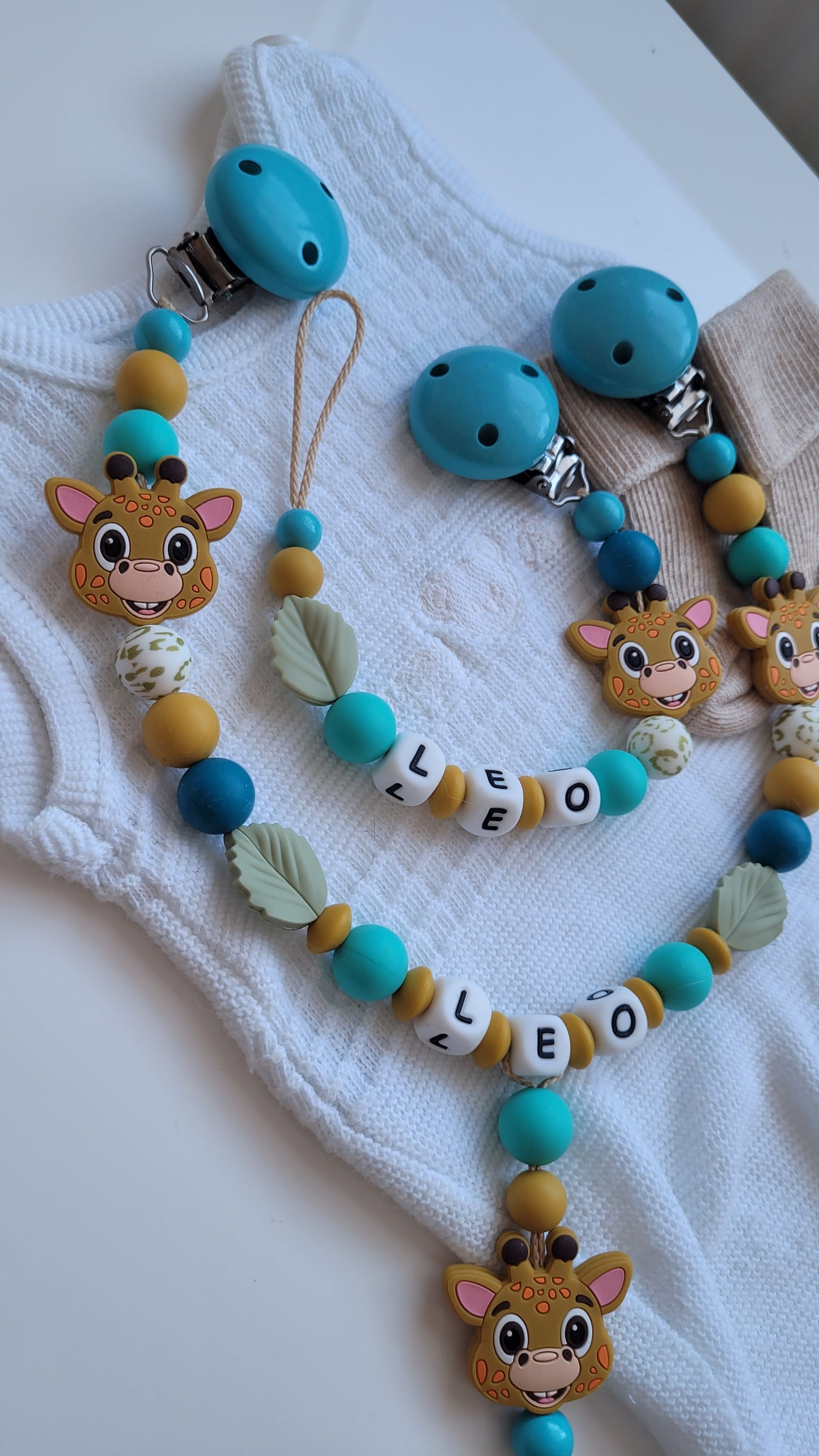 Kinderwagenkette & Schnullerkette mit Namen Giraffe türkis