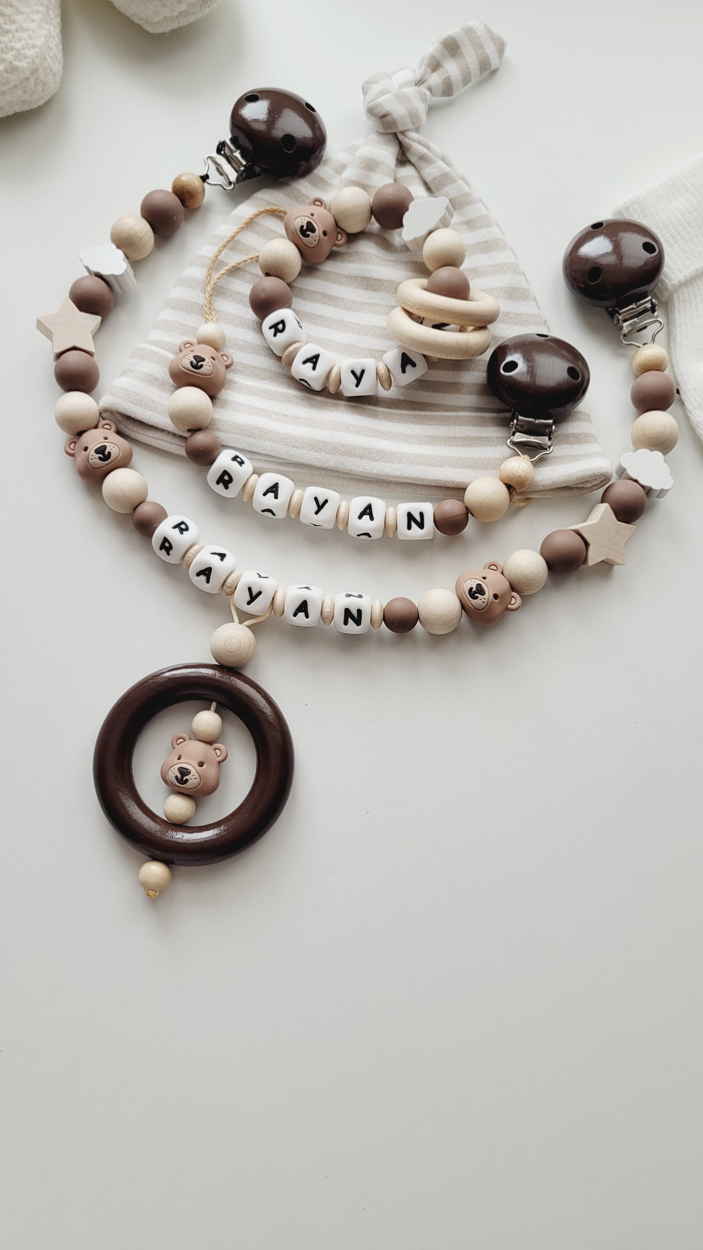 Schnullerkette Kinderwagenkette & Beissring mit Namen Teddybär Sterne & Wolken beige braun