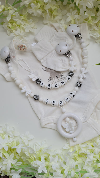 Kinderwagenkette & Schnullerkette mit Namen Schmetterling weiß leo