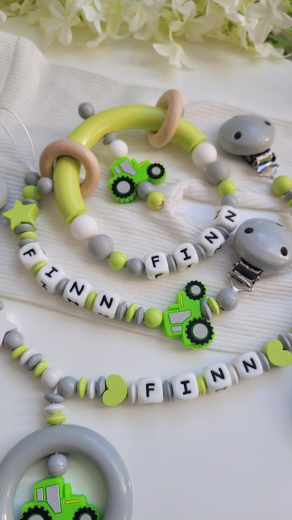 4tlg.Set Schnullerkette Kinderwagenkette, Spieleanhänger & Greifring mit Namen Traktor grün grau