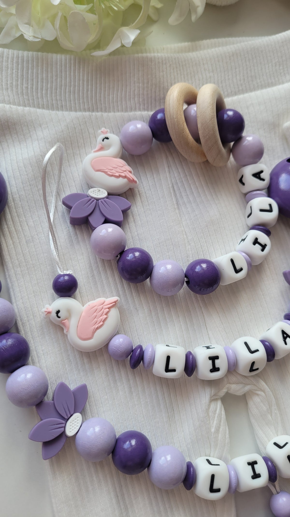 3er Set Schnullerkette, Kinderwagenkette & Greifring Schwan flieder lila
