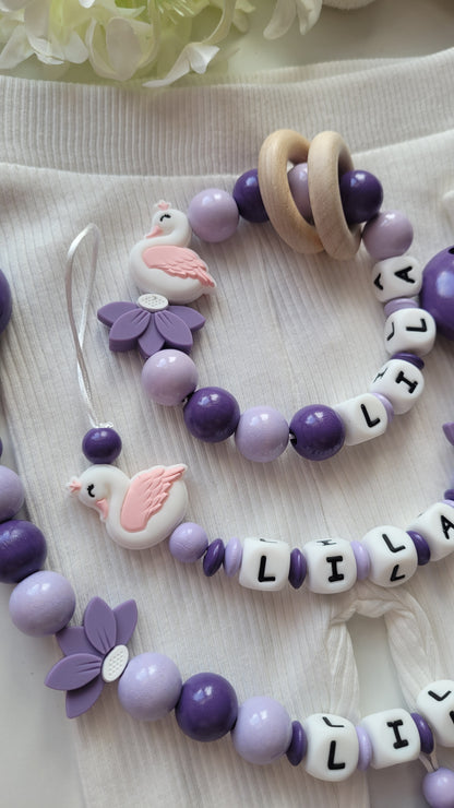 3er Set Schnullerkette, Kinderwagenkette & Greifring Schwan flieder lila